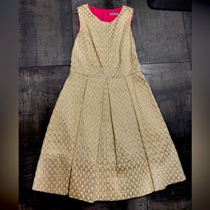 Gold dress. Pleats, sleeveless, round neckline.